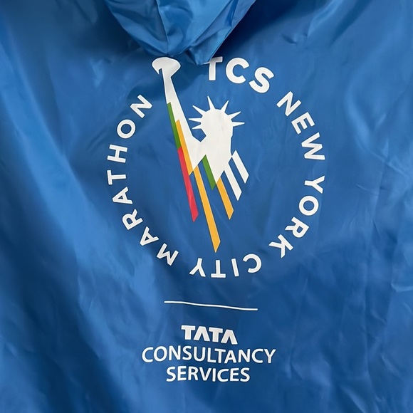 NYC Marathon Finisher poncho 🗽 - Picture 2 of 4